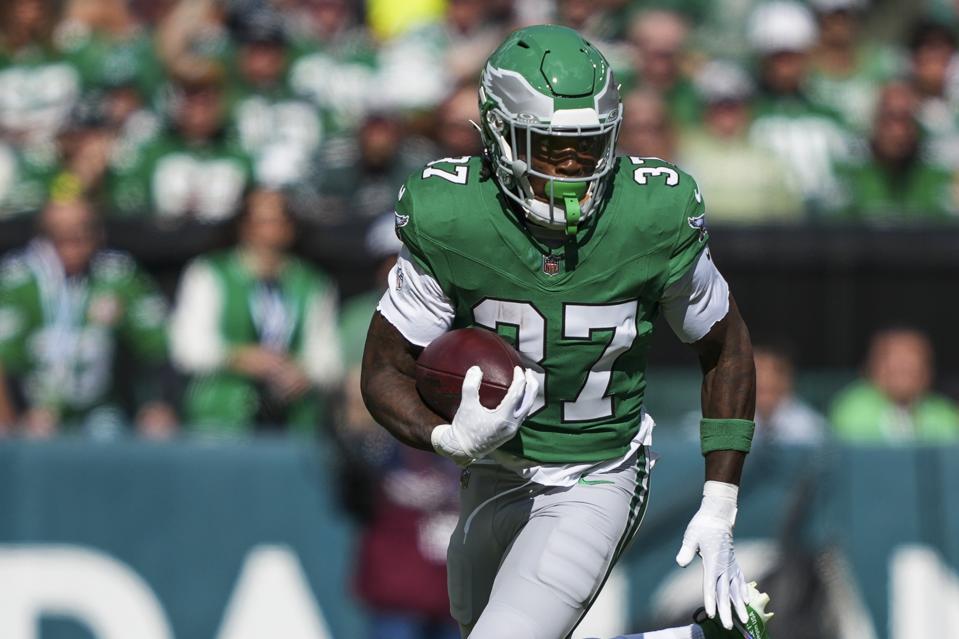 Tank Bigsby runs the ball against the New York Giants on October 26, 2025 in Philadelphia
