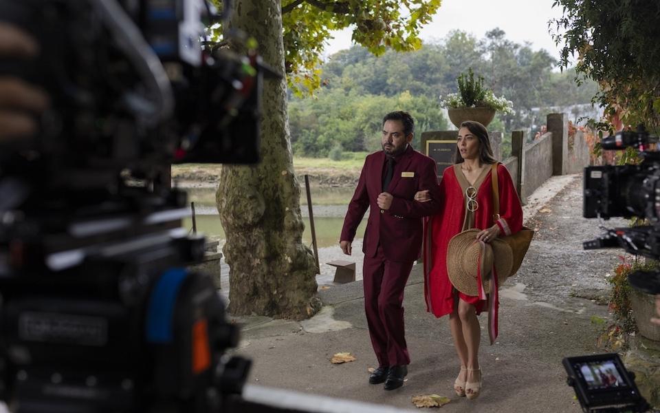 José Eduardo Derbez and Yare Santana during a scene from the upcoming series "Infelices para Siempre."