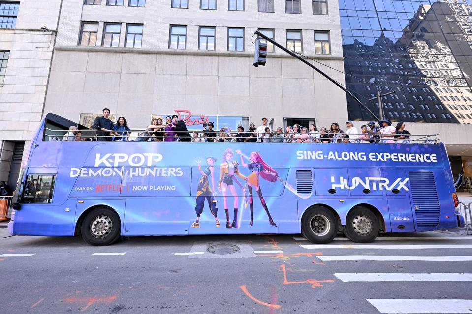 केपीओपी डेमन हंटर्स ने एक सिंगल-अलॉन्ग इवेंट के प्रशंसक को आश्चर्यचकित कर दिया!