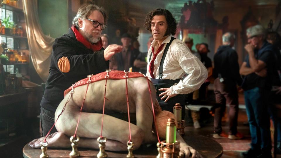 के सेट पर गुइलेर्मो डेल टोरो और ऑस्कर इसाक "फ्रेंकस्टीन।"