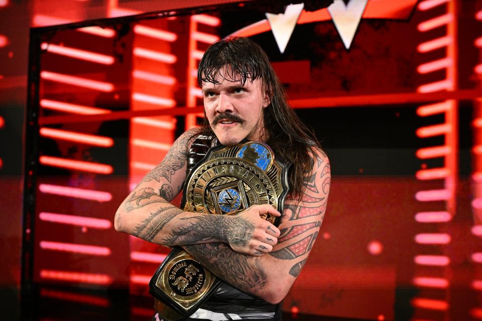 Dominik Mysterio Rebut Gelar IC, Liv Morgan Kembali dan Beri Kejutan untuk John Cena