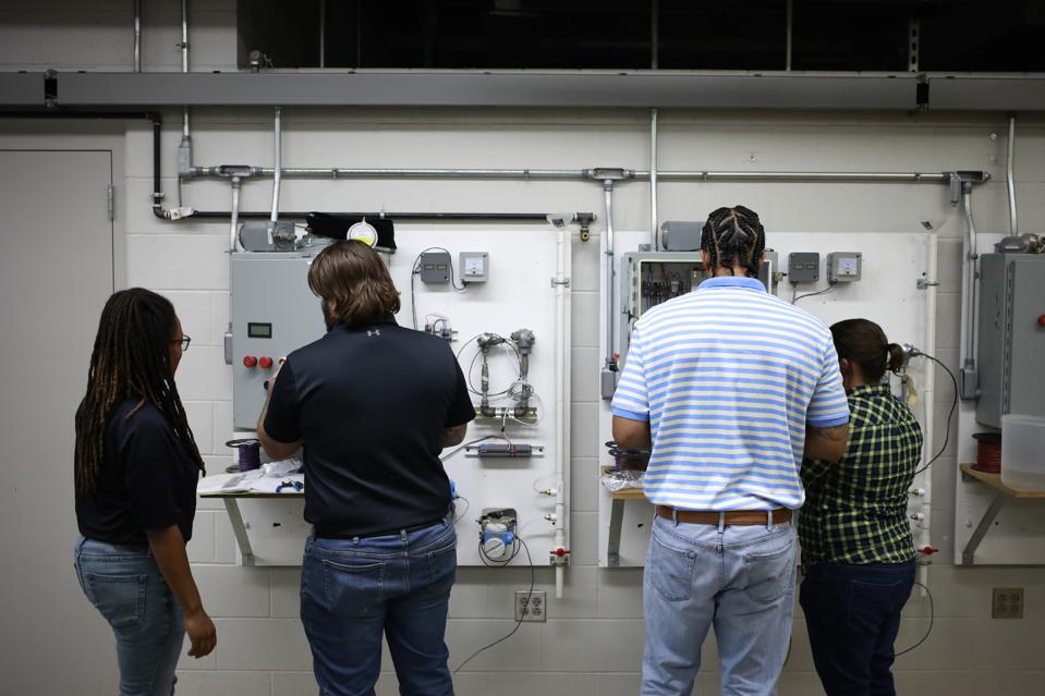 Krisis Tenaga Terampil Jadi Kunci di Balik Perkembangan Infrastruktur AI