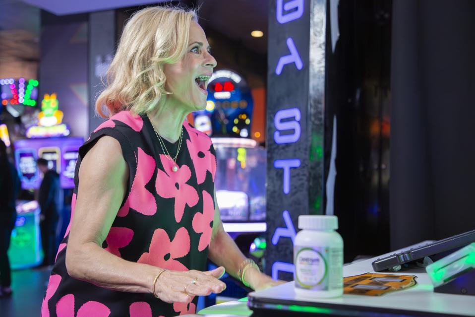 Amy Sedaris Dorong Lansia Jaga Otak dengan Permainan dan Gaya Hidup Sehat