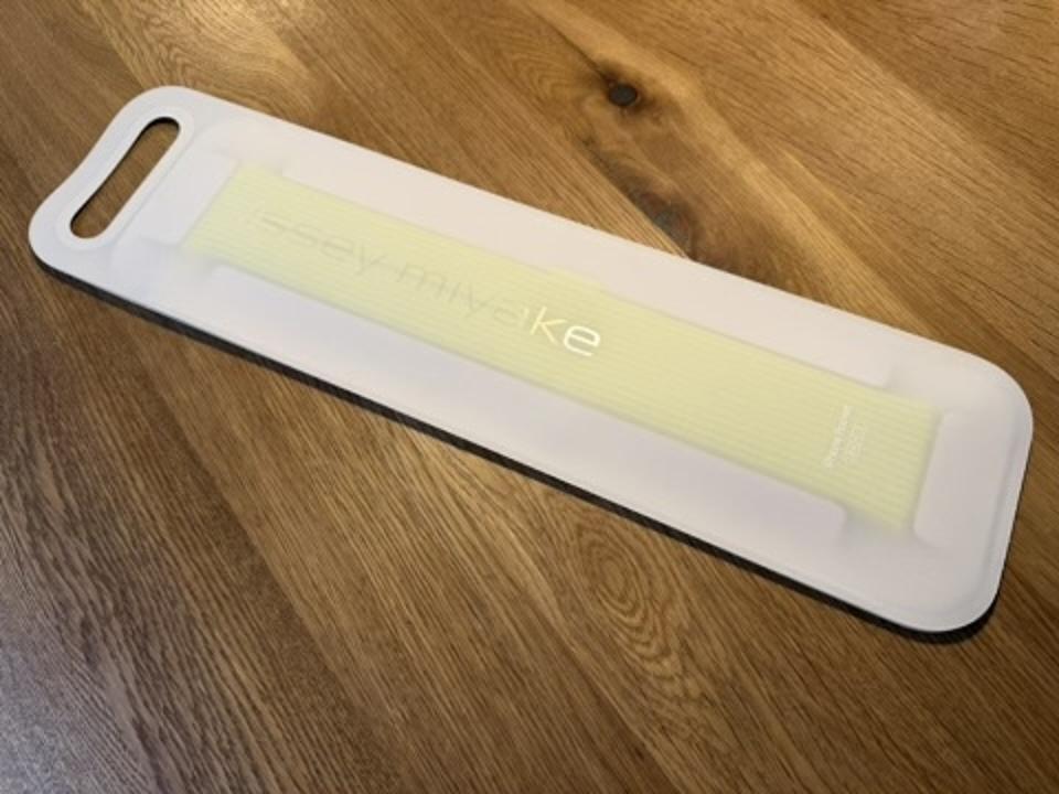 iPhone Pocket Kolaborasi Issey Miyake, Harga Mahal Tapi Laris Manis