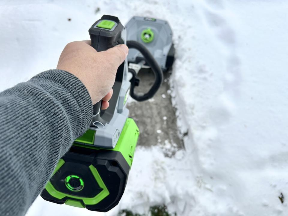 Review EGO POWER+ Snow Shovel 12”: Solusi Praktis untuk Jalan Sempit Saat Musim Salju