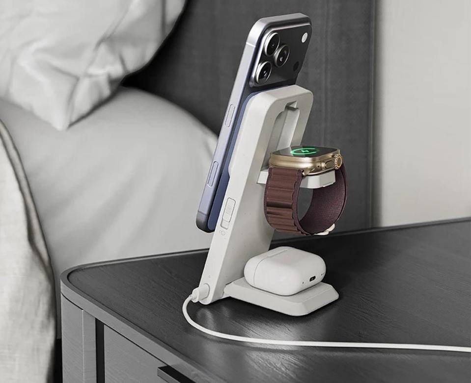 Journey Luncurkan Aria, Charger 3-in-1 Lipat dengan Pengisian Cepat Qi2