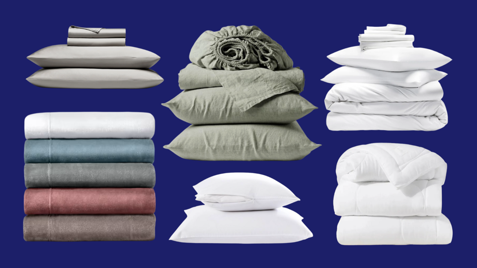 Přikrývky a ložní soupravy na tmavě modrém pozadí.