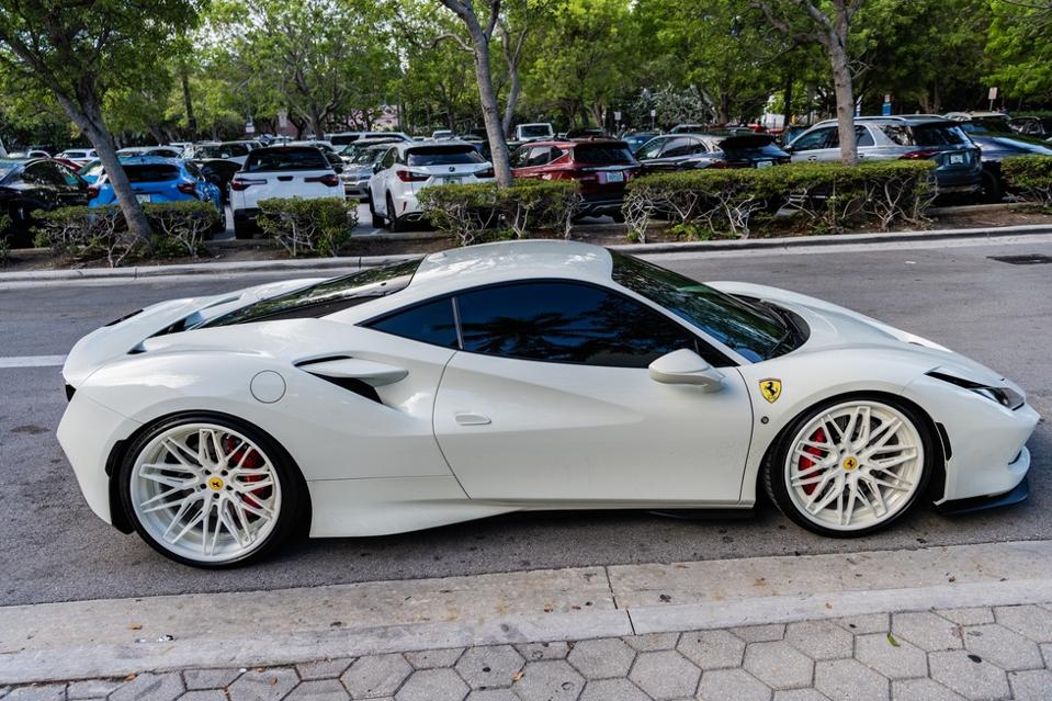 Kekhawatiran Investor Ferrari Menjelang Peluncuran Mobil Listrik Pertamanya