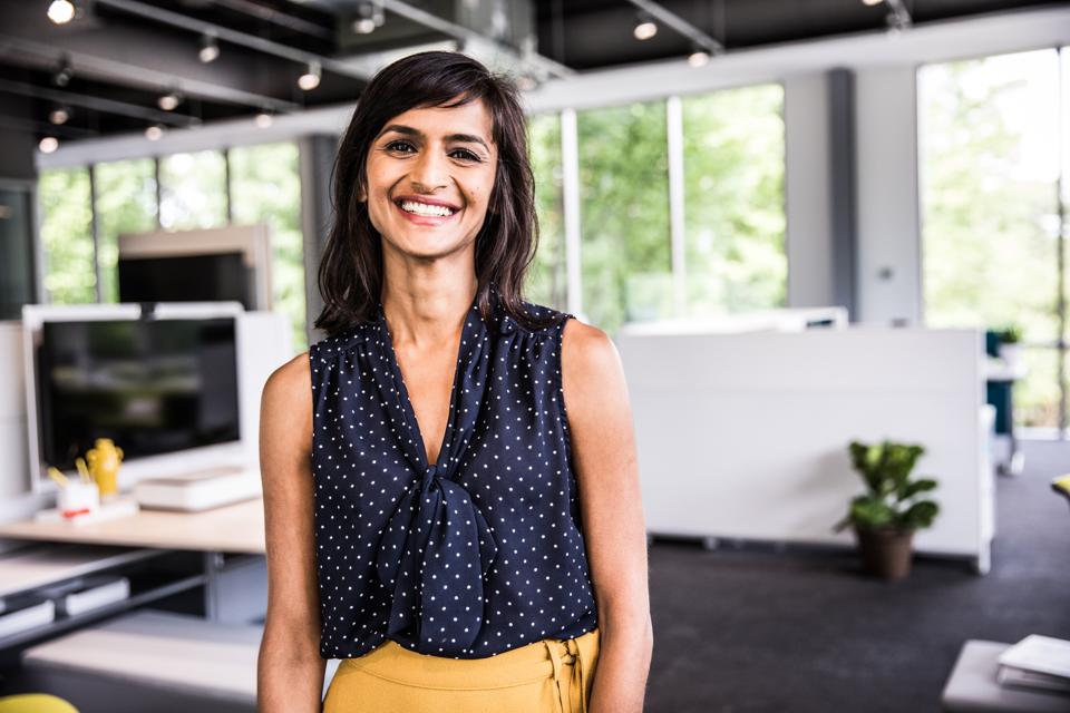 Portrait de femme au bureau d'affaires moderne