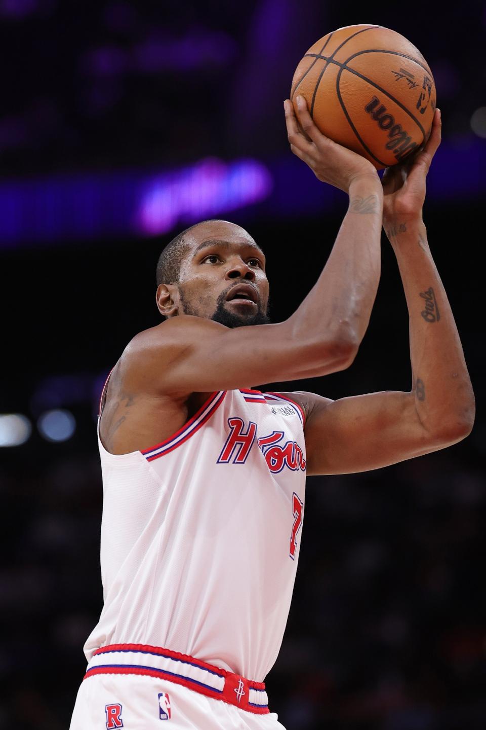 Houston Rockets forward Kevin Durant shooting a free throw in a 2025 game vs. the Wizards.