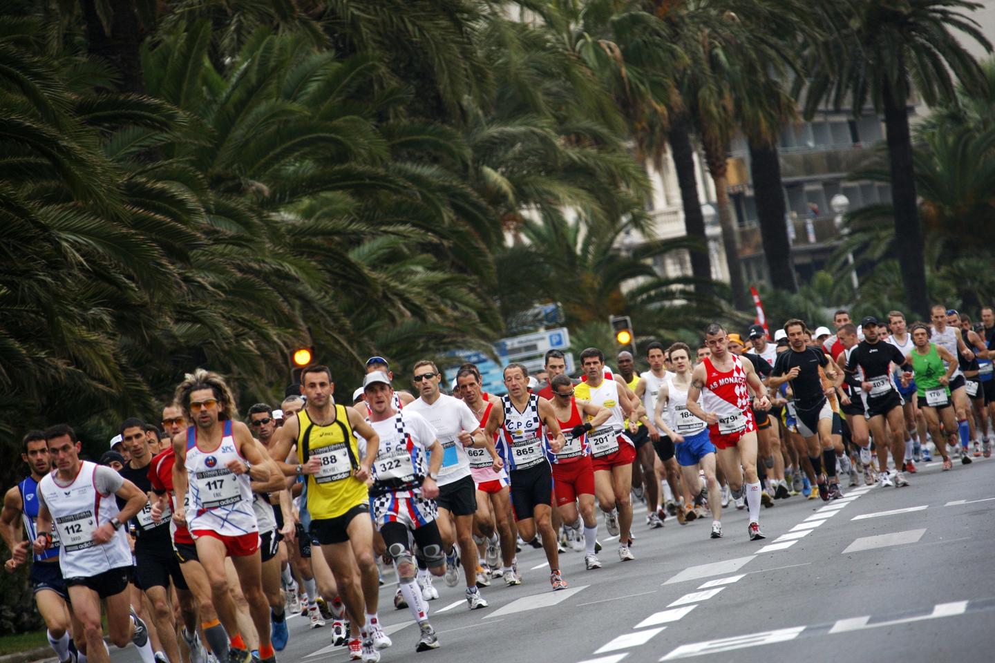 Some 10,000 runners take the start of th