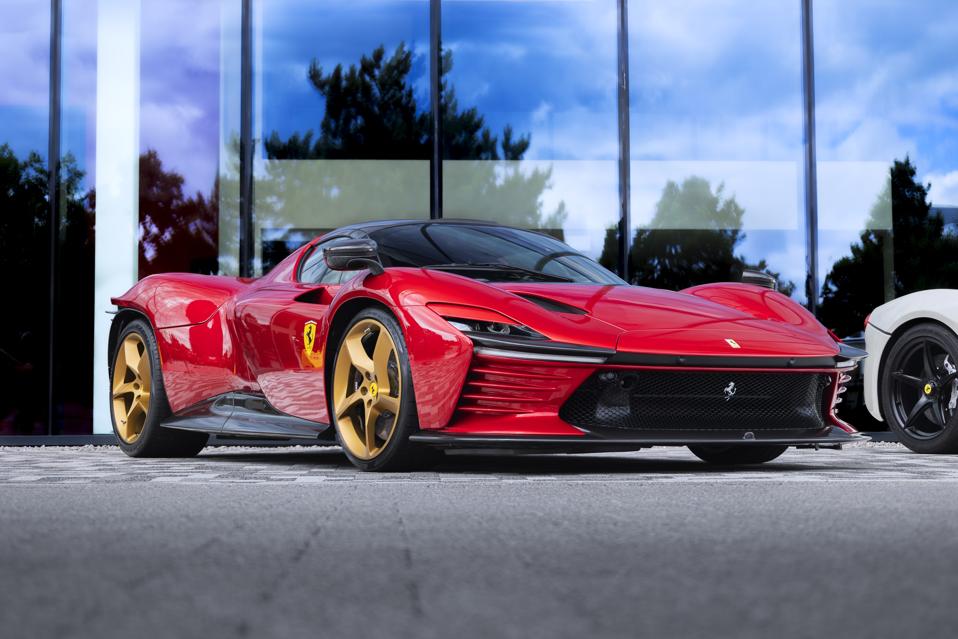 Apakah Saham Ferrari Bisa Bangkit Kembali Setelah Penurunan Signifikan?