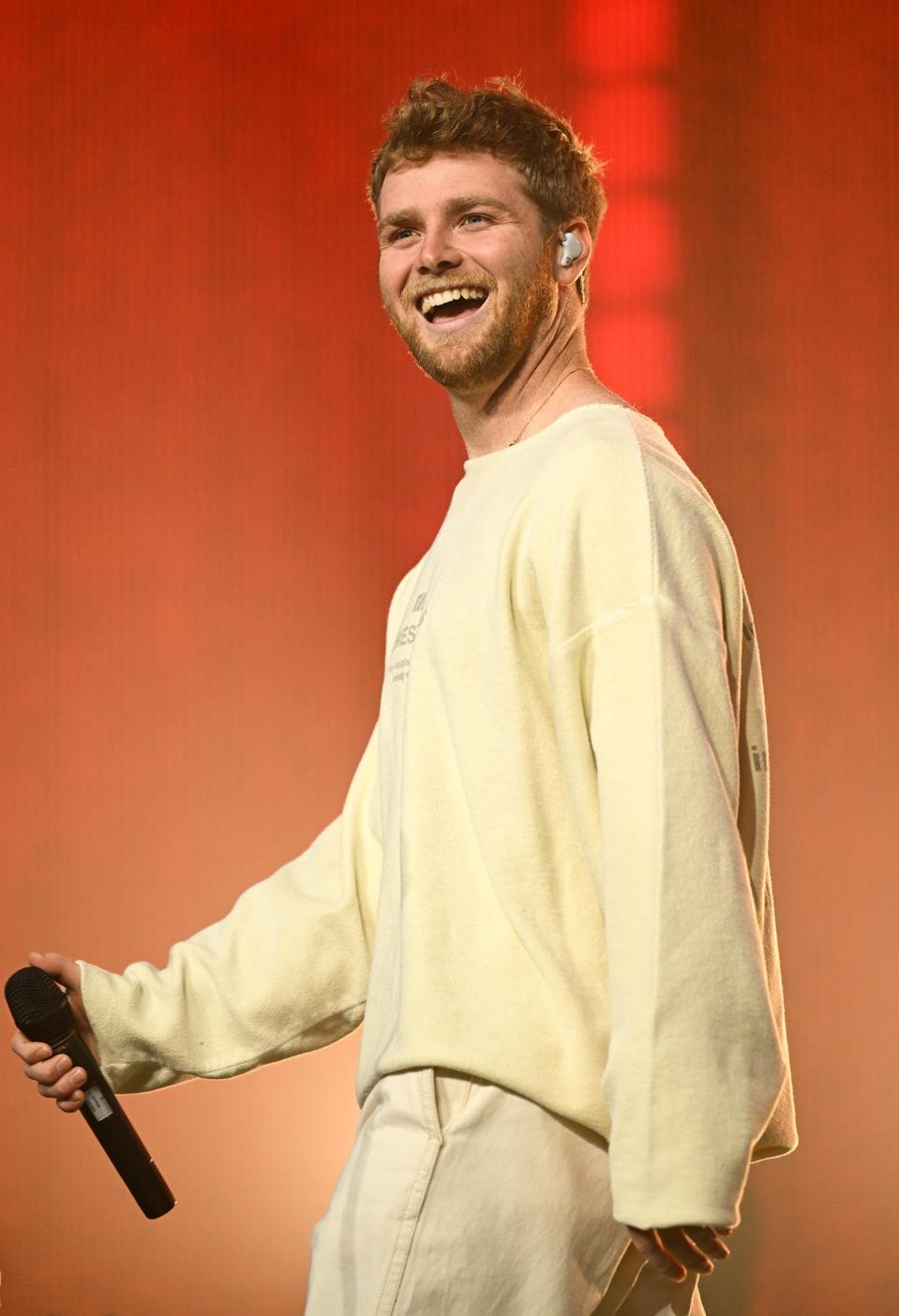 Alex Warren Hits No. 1 For The First Time With His New Album
