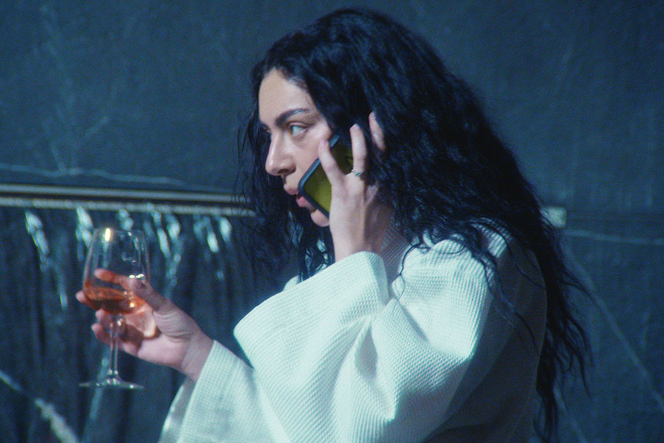 The Moment: Film Mockumentary Charli XCX Pecahkan Rekor Penjualan A24