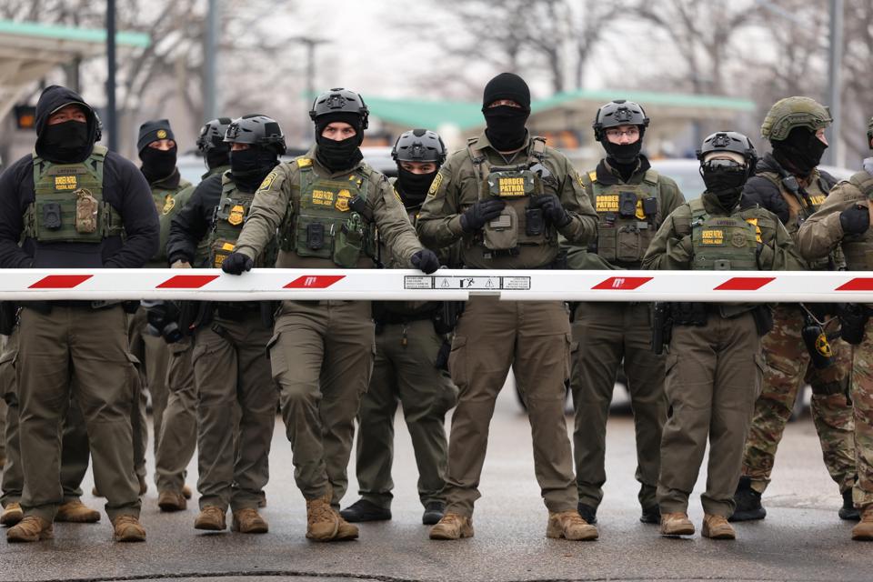 Serial The Pitt Season 2 Hadirkan Cerita Kontroversial Soal ICE Dengan Pendekatan Berimbang