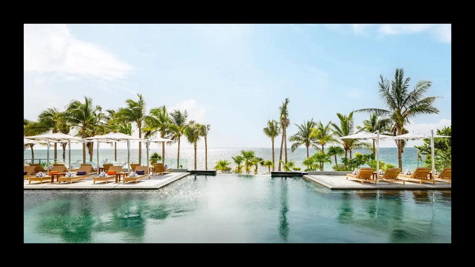 A lifestyle image of the Hotel Mousai Cancun pool.