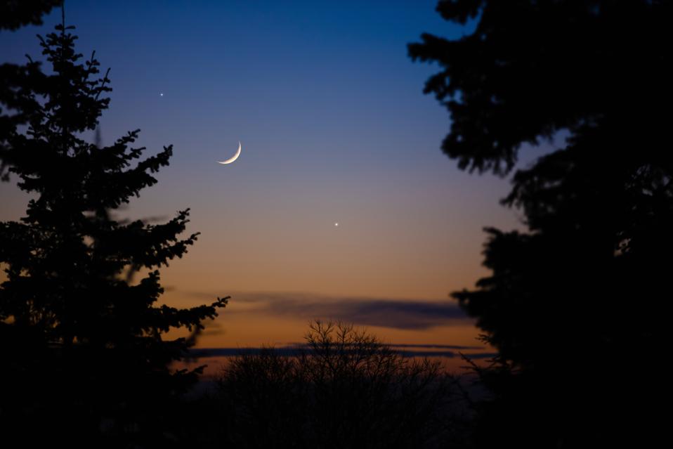 Konjungsi Bulan Sabit dan Jupiter di Langit April, Momen Rutin yang Memukau