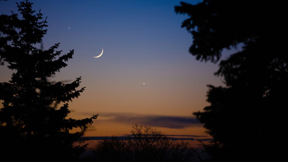 Konjungsi Bulan Sabit dan Jupiter di Langit April, Momen Rutin yang Memukau