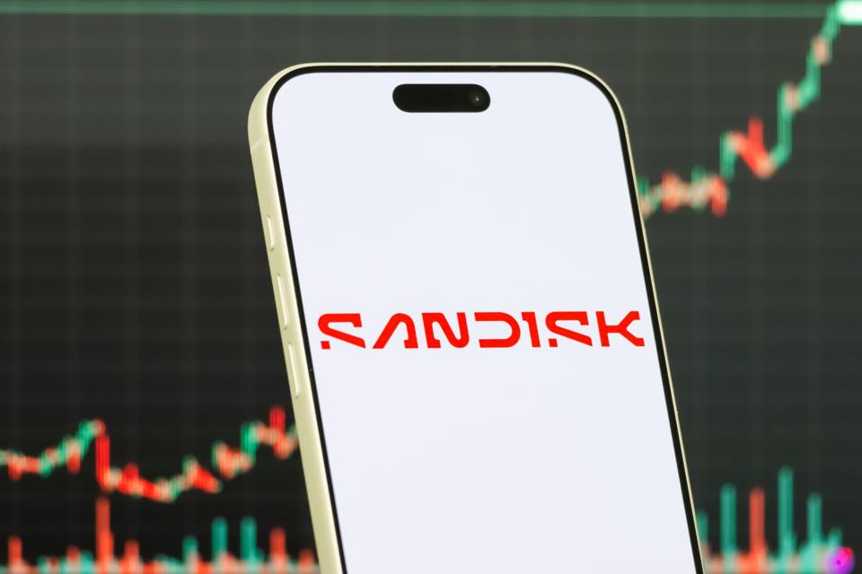 SanDisk Logo Shown On Smartphone With Latest Stock Market Chart