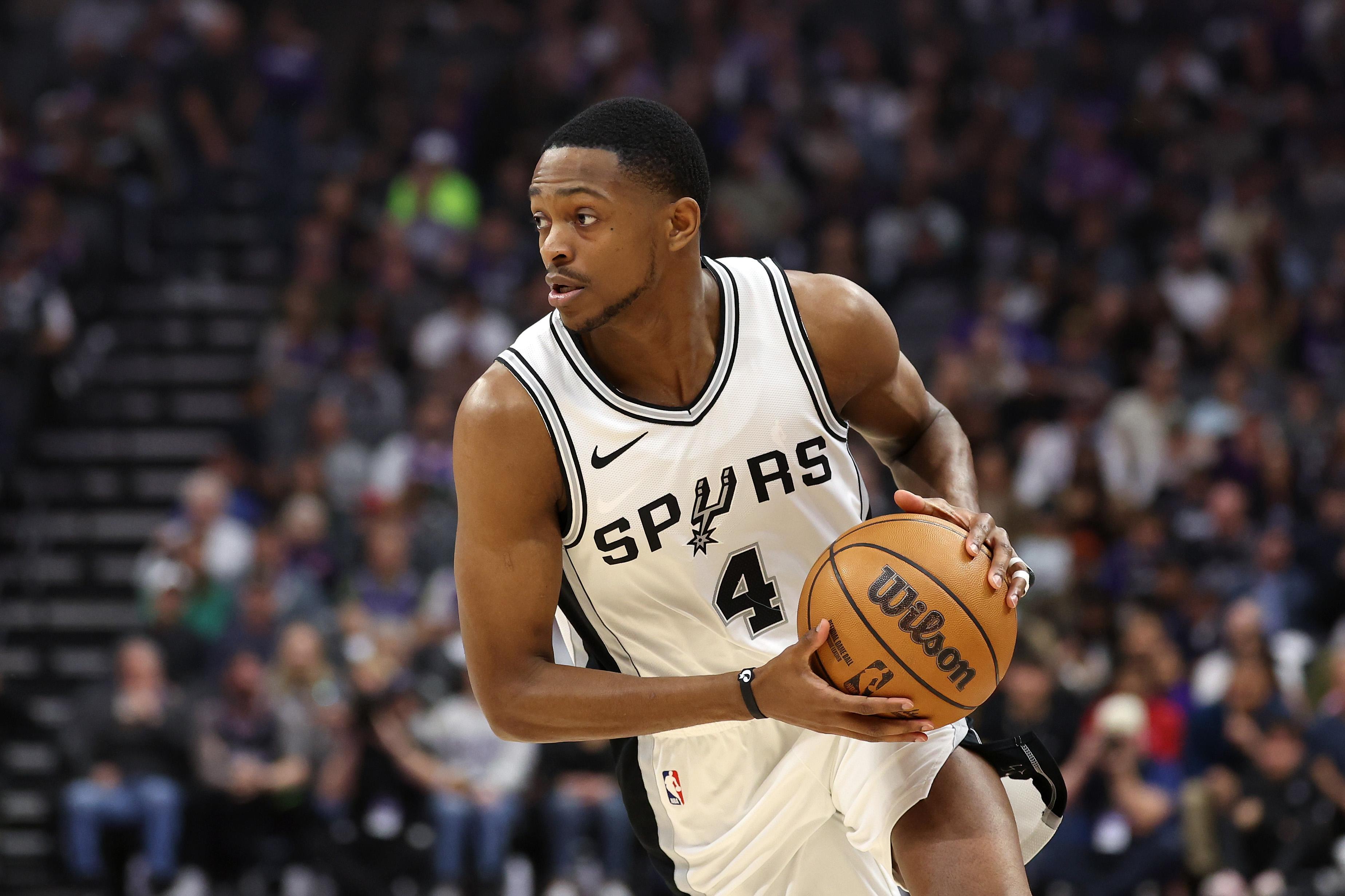 How Spurs' De'Aaron Fox Helps Young Players