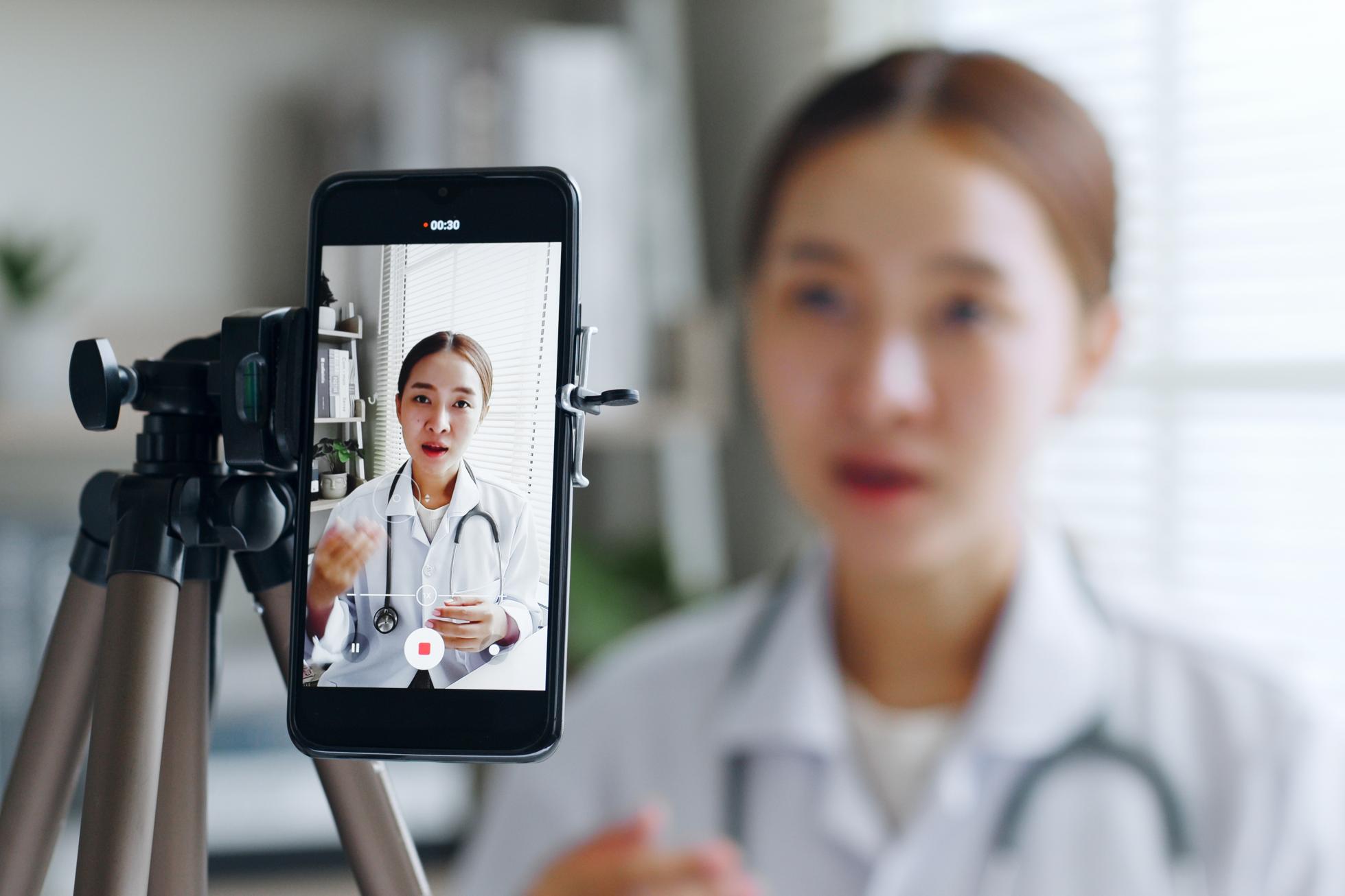 Ketika Dokter Jadi Influencer: Menjaga Batas Antara Medis dan Bisnis
