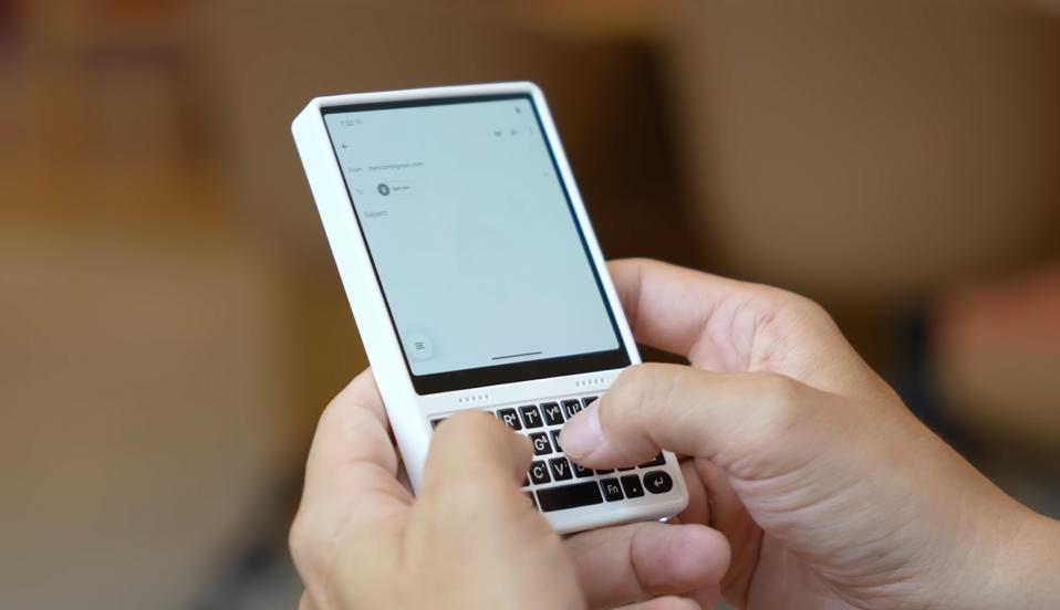 Ikko MindOne Pro With Keyboard Is A Fun, Useful Second Phone