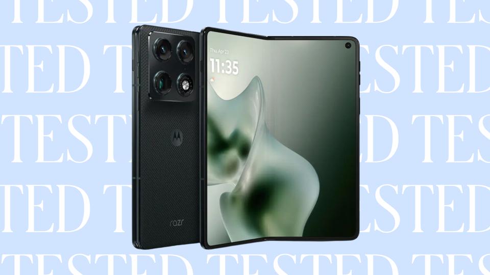 Motorola Razr Fold нь цэнхэр, цагаан өнгөтэй "туршсан" дэвсгэр.