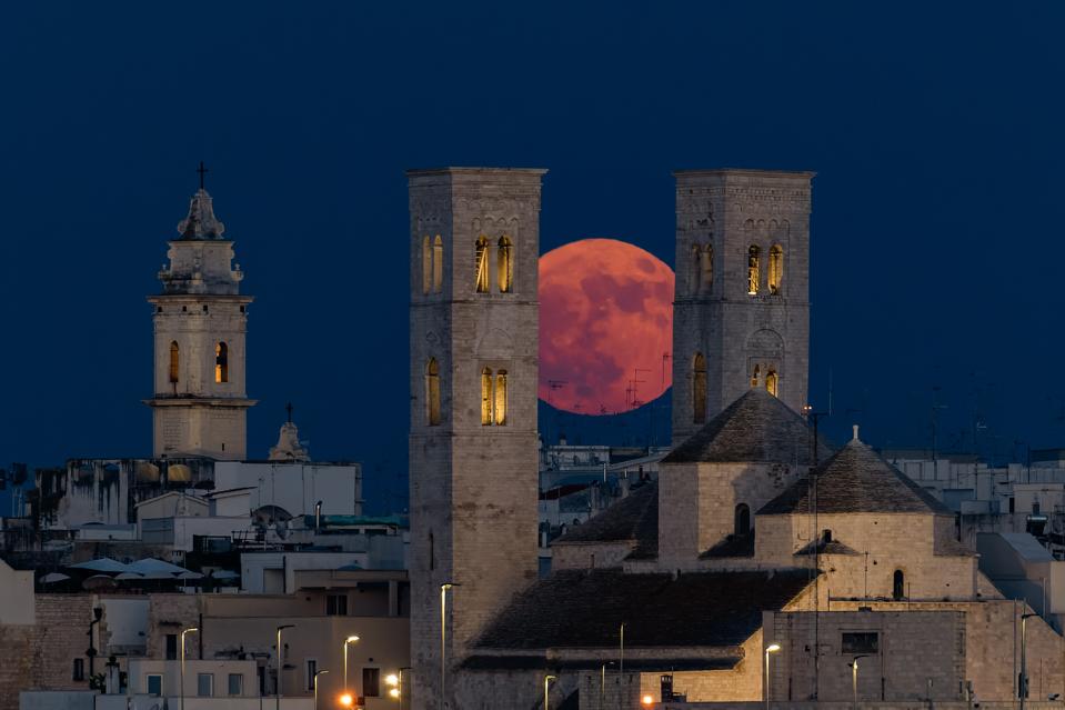 In Photos: ‘Strawberry Moon’ Lights Up Night Sky Around The World