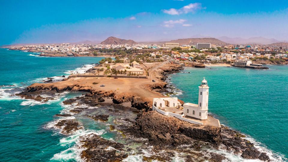 Vista de destino insular emergente no radar de viajantes internacionais