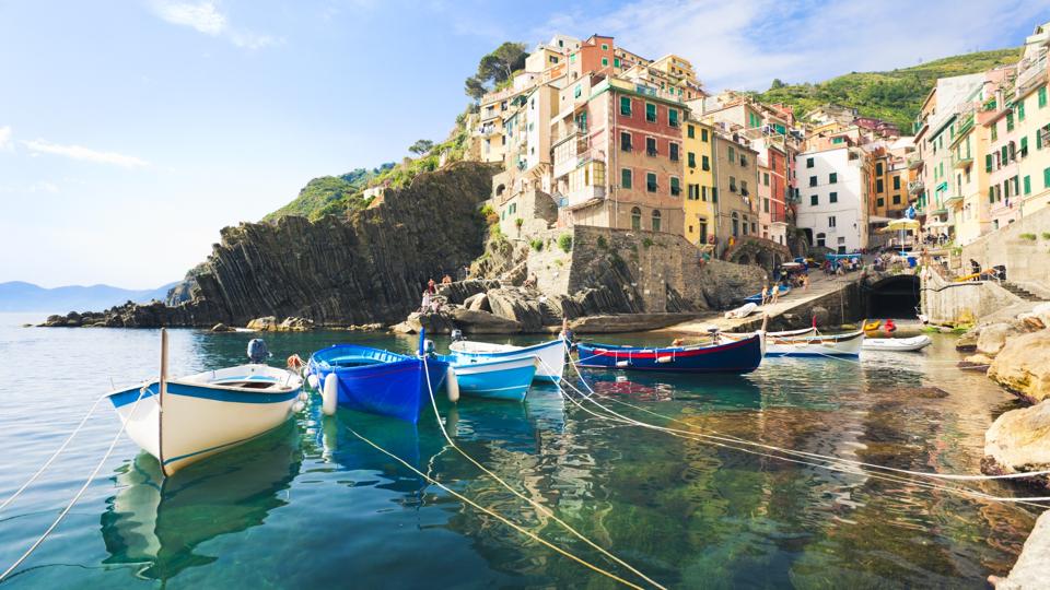 Paisagem costeira de destino turístico europeu popular entre viajantes