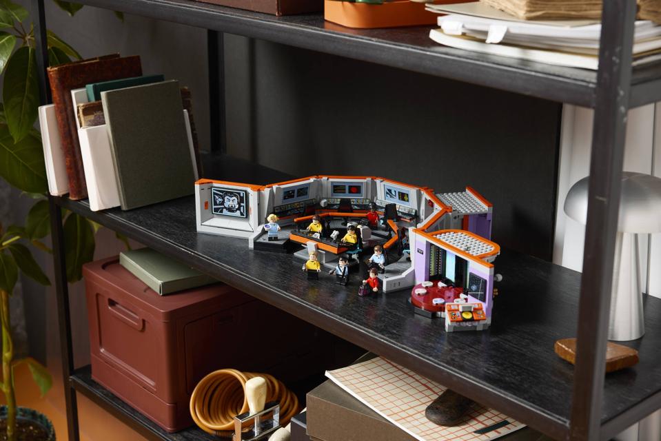 First-Ever LEGO Star Trek: TOS Set Takes It To The Bridge