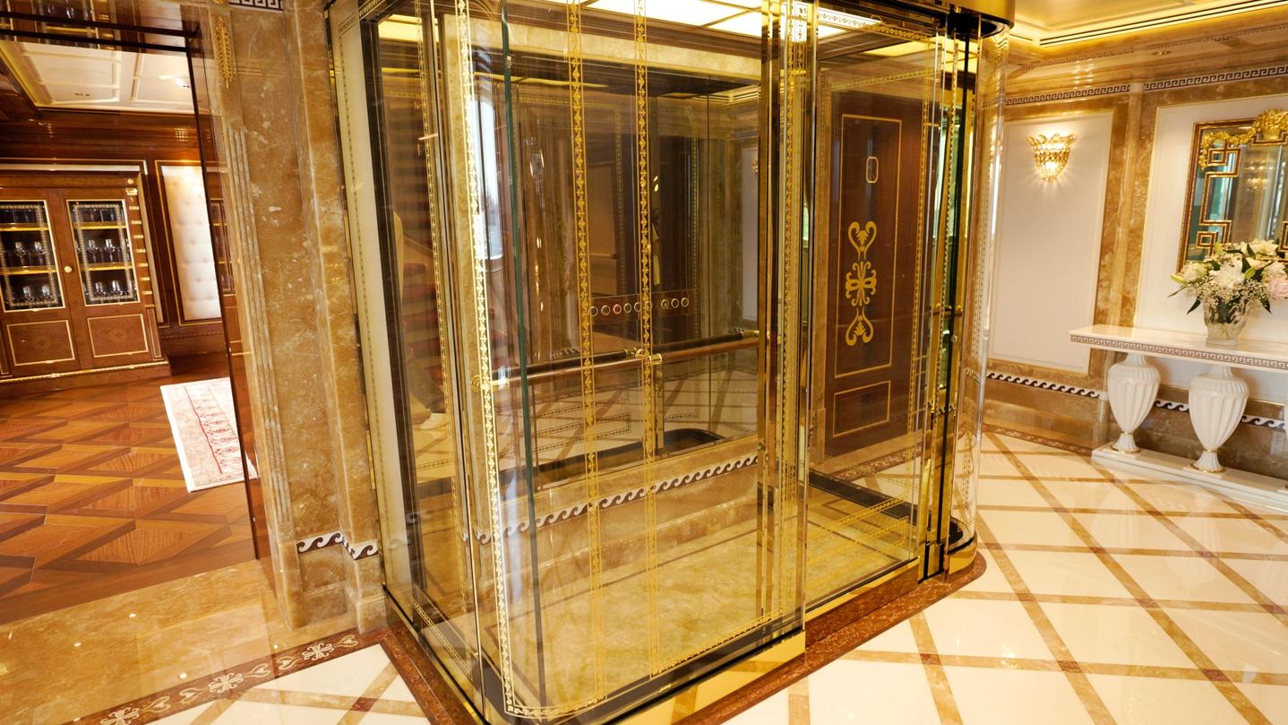 Photo of the elevator, Yacht Amadea