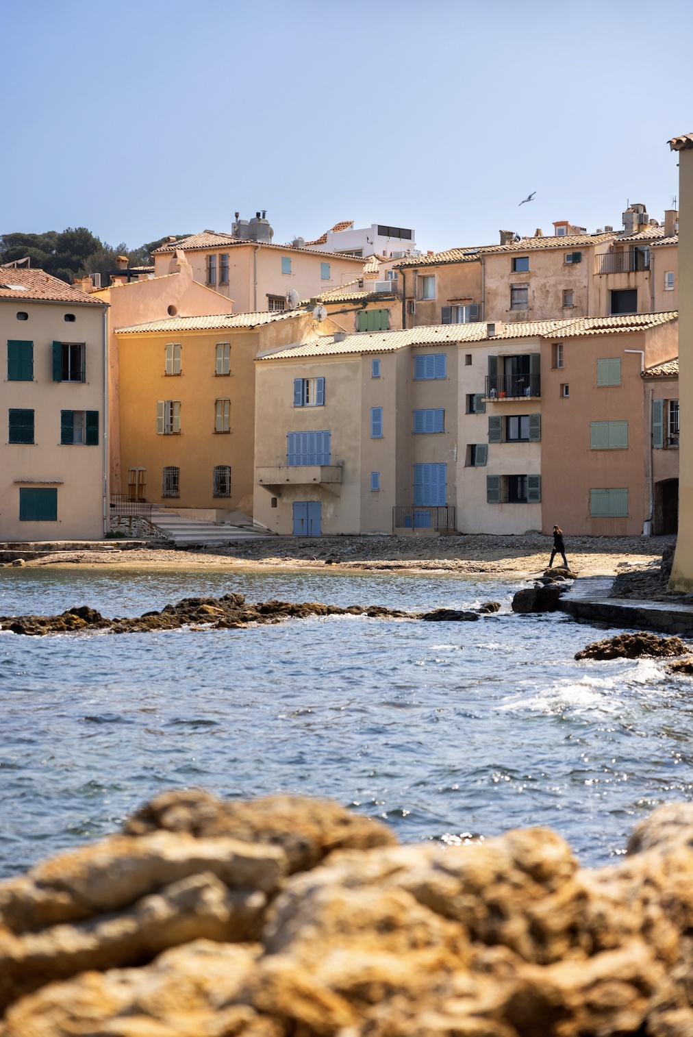 Vinhedos do Château Minuty com o mar ao fundo em Saint-Tropez