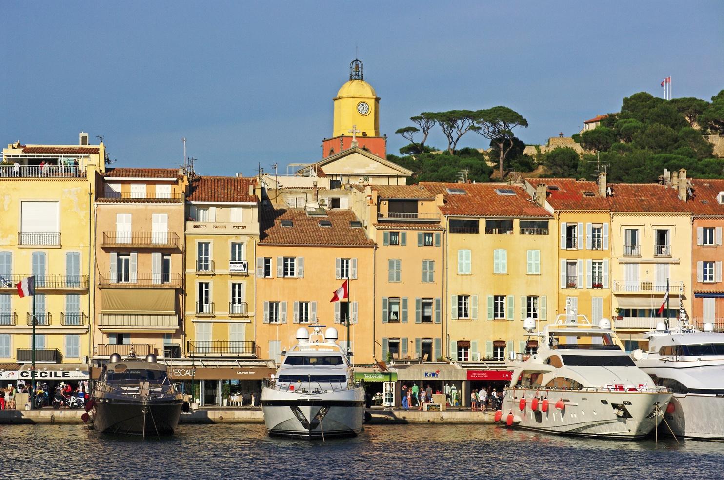 Marina de Saint-Tropez com o campanário da igreja Notre-Dame de l'Assomption ao fundo