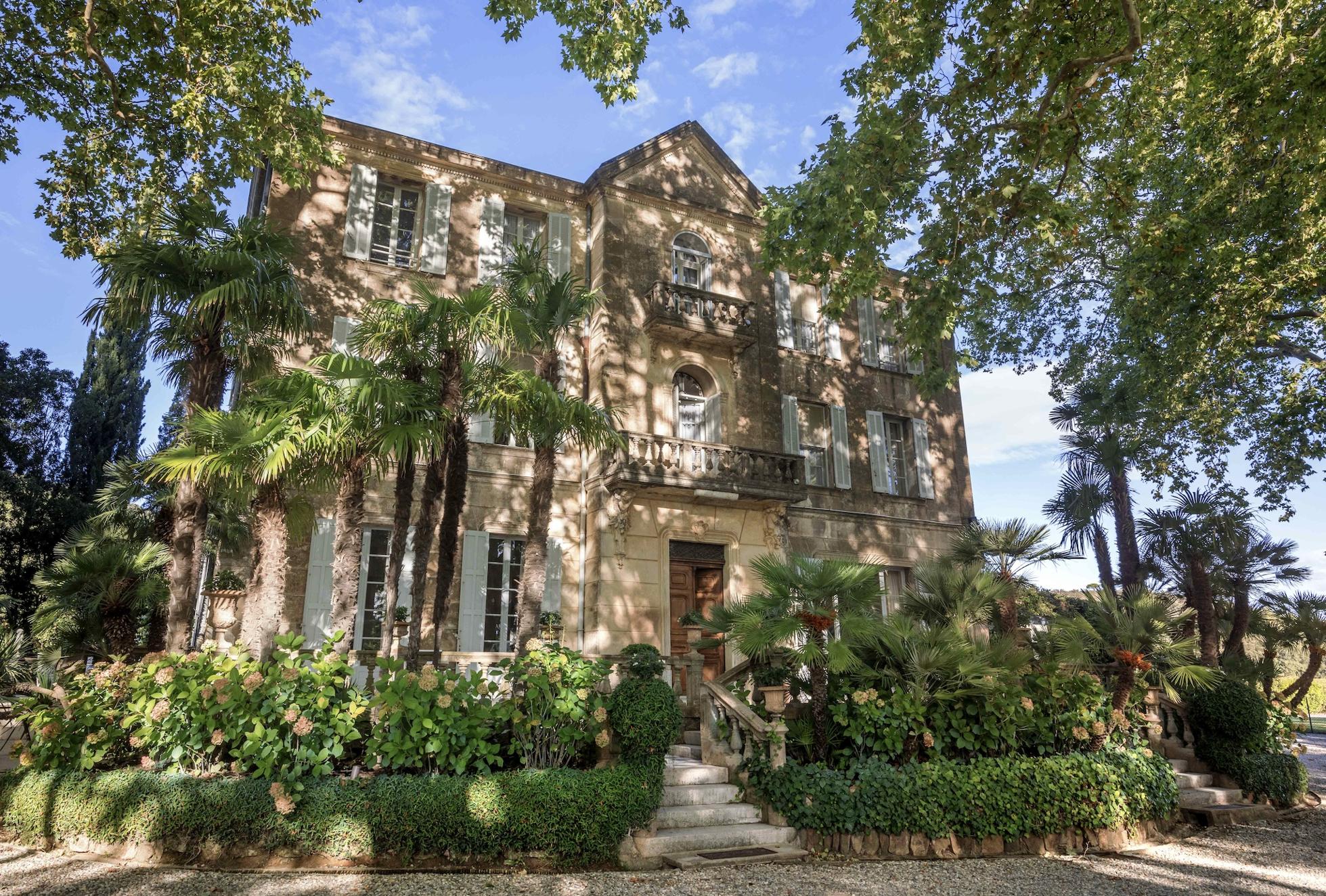 Propriedade do Château Minuty no outono, com arquitetura provençal