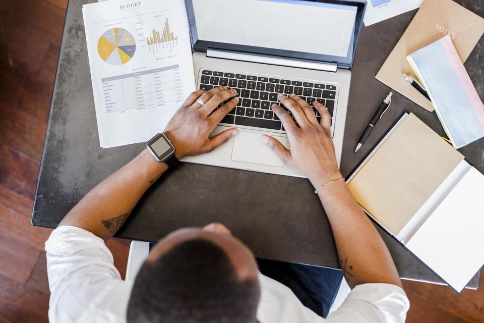اْنسان، الاستعمال، laptop، على المكتب، إلى داخل، مكتب البيت