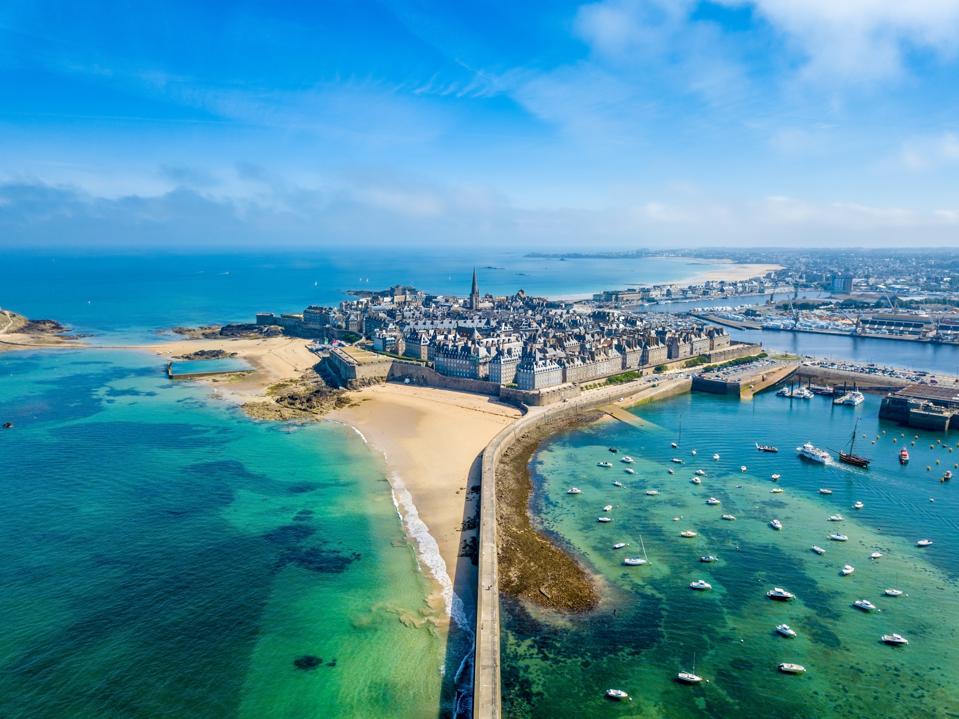 Vista aérea da bela cidade de Privateers - Saint Malo na Bretanha, França