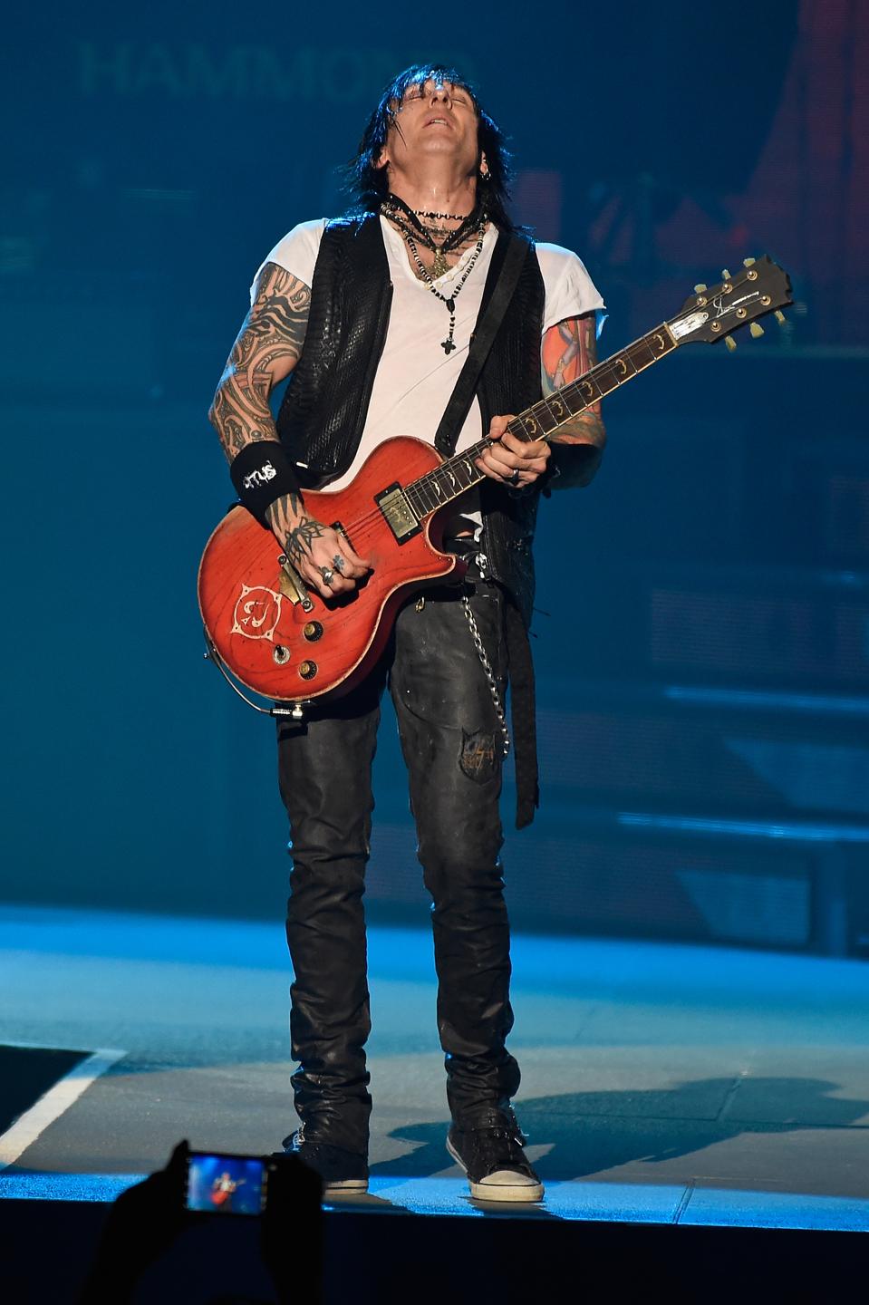 Q&A Guns ‘N’ Roses Richard Fortus On His New Signature Guitar, Playing With Slash And More