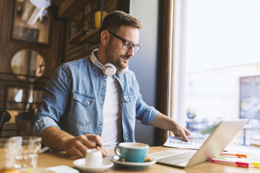 Digital Nomads Are Here To Stay. Eight Tips on How To Select And Mange Them Effectively