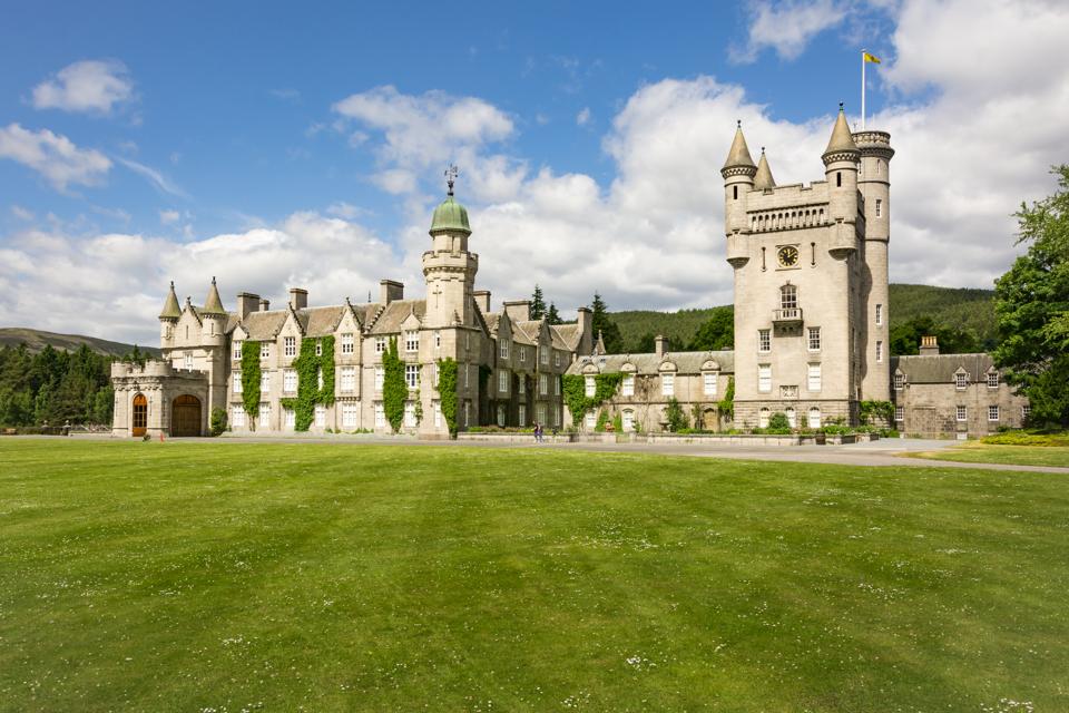 Baby Archie S Great Granny Is Royally Loaded Inside Queen Elizabeth S 500 Million Fortune