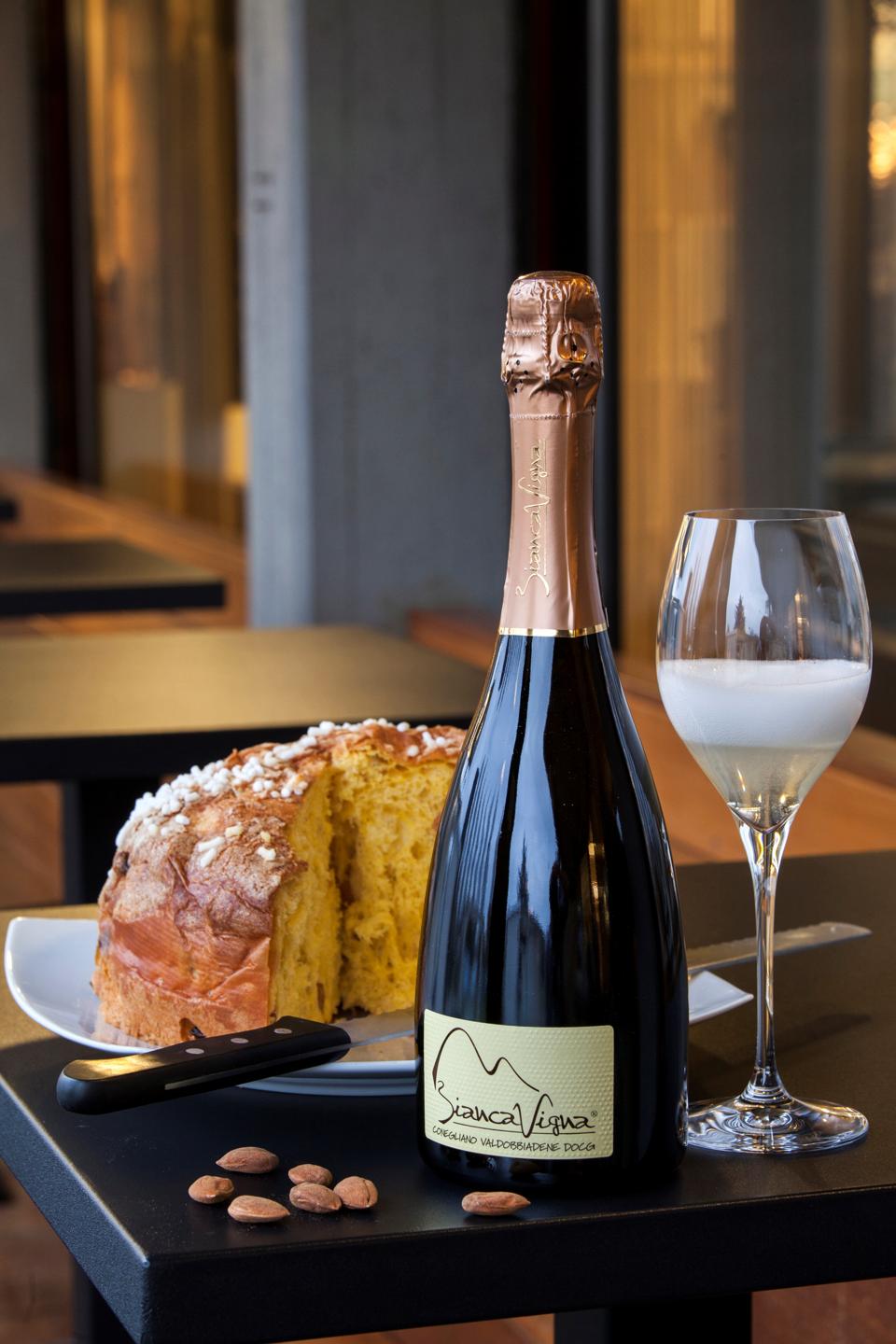 Panettone classico with Bianca Vigna Conegliano Valdobbiadene Prosecco superiore extra dry millesimato 2013. La Caramella pastry shop. Bologna. Emilia-Romagna. Italy. Europe