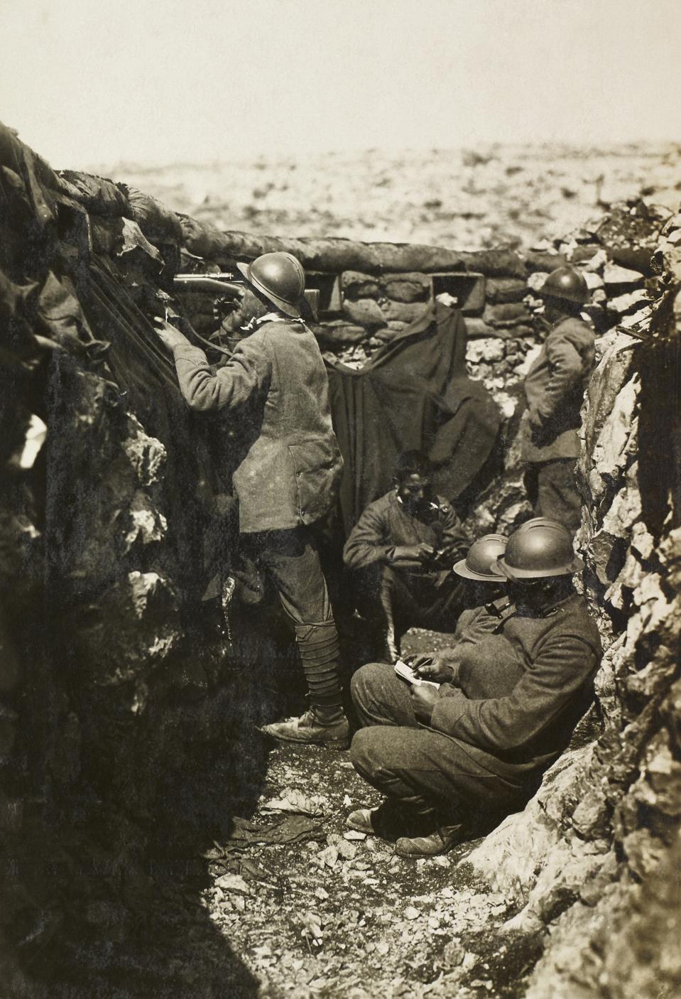 Mga sundalo sa trenches sa harap ng Mount Ermada