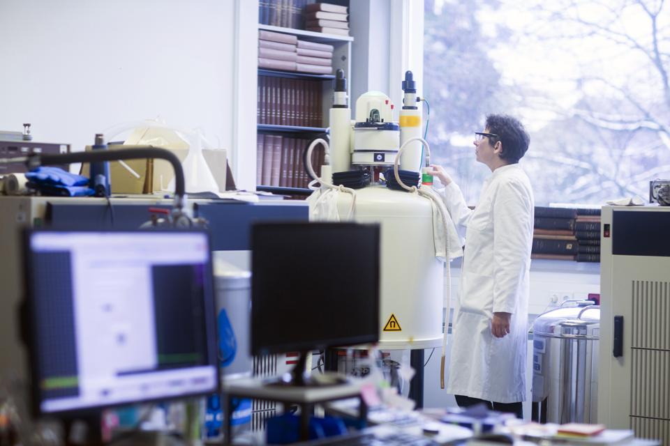 Chimico che utilizza lo spettrometro NMR