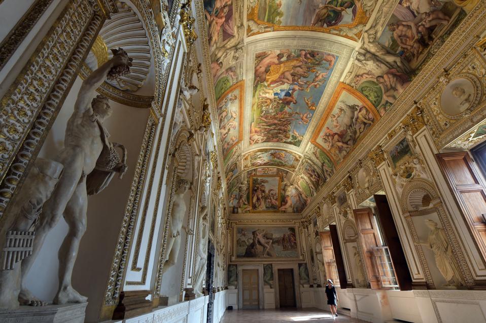La Galerie des Carrache au Palais Farnese - Rome
La galerie des Carrache (Carracci), fresque racontant les amours des dieux, le 16 septembre 2015 au Palais Farnèse à Rome, Italie. Au Palais Farnèse, abritant l'ambassade de France à Rome, la galerie des Carrache réalisée entre 1597 et 1608 par Annibale et Agostino Carracci, considéré comme l?un des joyaux de l?art mondial, a retrouvé sa splendeur après 18 mois de restauration. (Photo by Eric VANDEVILLE/Gamma-Rapho via Getty Images)