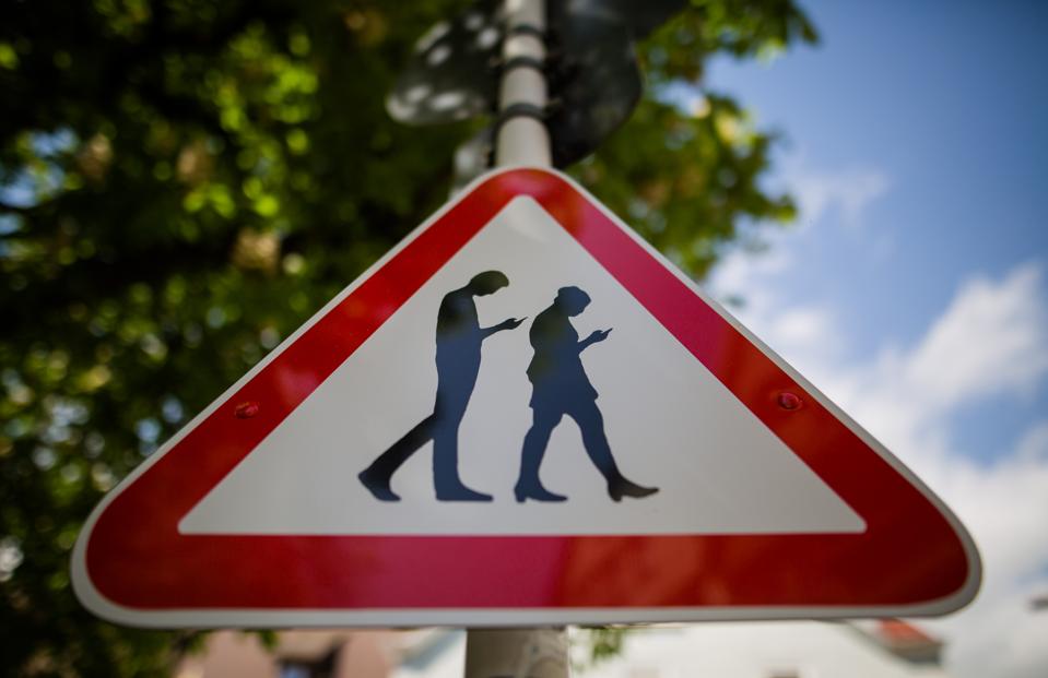 Sign warns against ″Smombies″
