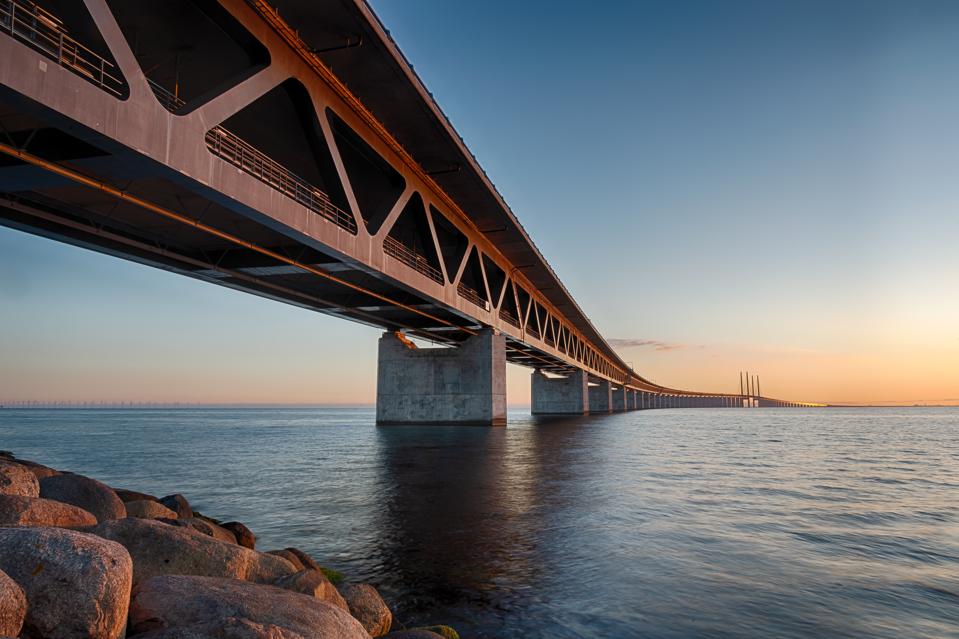 Iconic Øresund Bridge Linking Denmark & Sweden Gets A 13-Year Paint Job