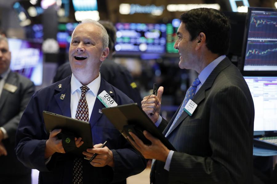 S&P 500 Hits Record High, Boosted By Trade Progress And Strong Earnings